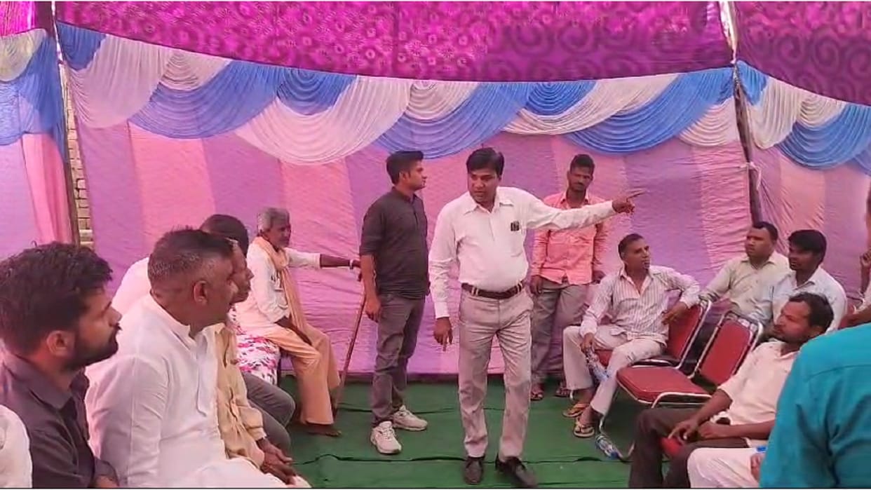 A youth has threatened of dalit voters in meeting of BSP candidate Shripal Rana in Shamli