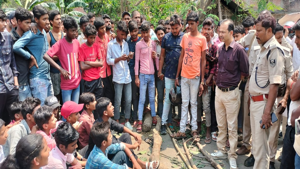 Supaul News: No admission in school near home, forced to go 5 km away across river; students sat on strike