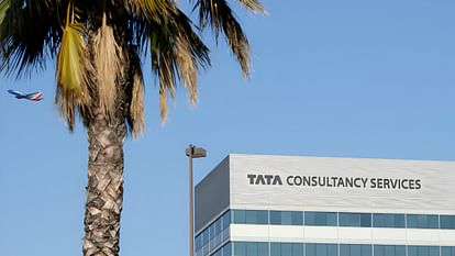 Tcs Shares Decline Nearly 2 Pc On Layoff Announcement - Amar Ujala Hindi News Live - Tcs Layoffs:छंटनी के एलान के बाद टीसीएस के शेयर दो फीसदी तक टूटे, कंपनी 12000 कर्मचारियों