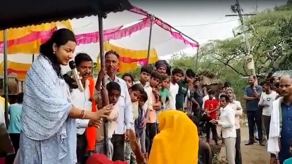 Auraiya: Women protested against Aseem Arun during public relations regarding unpaved road.