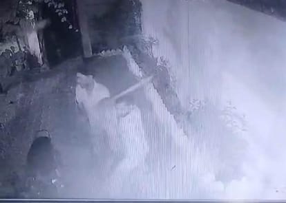 Amroha: भाजपा अल्पसंख्यक मोर्चा के अध्यक्ष से मारपीट, घर में घुसकर घटना को दिया अंजाम, पुलिस कर रही जांच Amroha: BJP Minority Morcha President assaulted, entered the house and carried out the incident