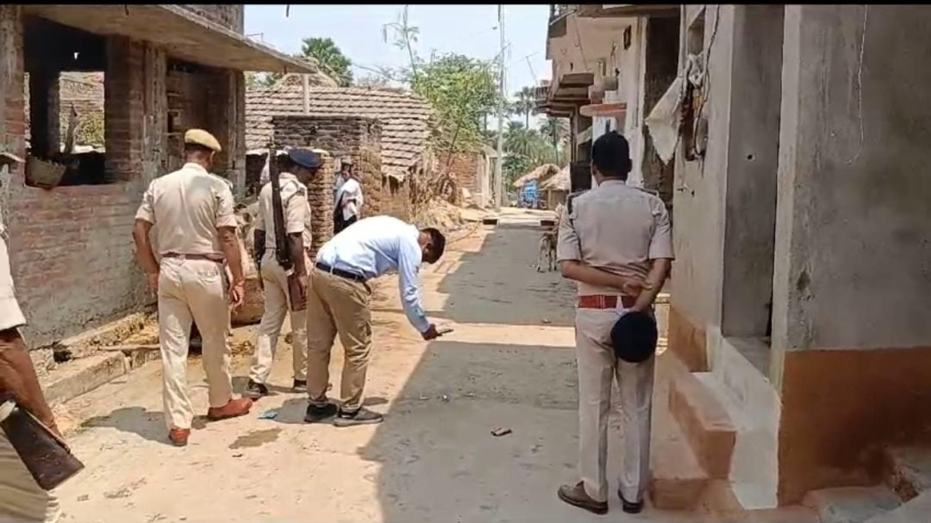 घटनास्थल पर जांच करती एफएसएल टीम।