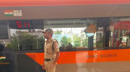 Bihar News : Stone pelting on varanasi-ranchi vande bharat express train in bihar, passenger informed railways