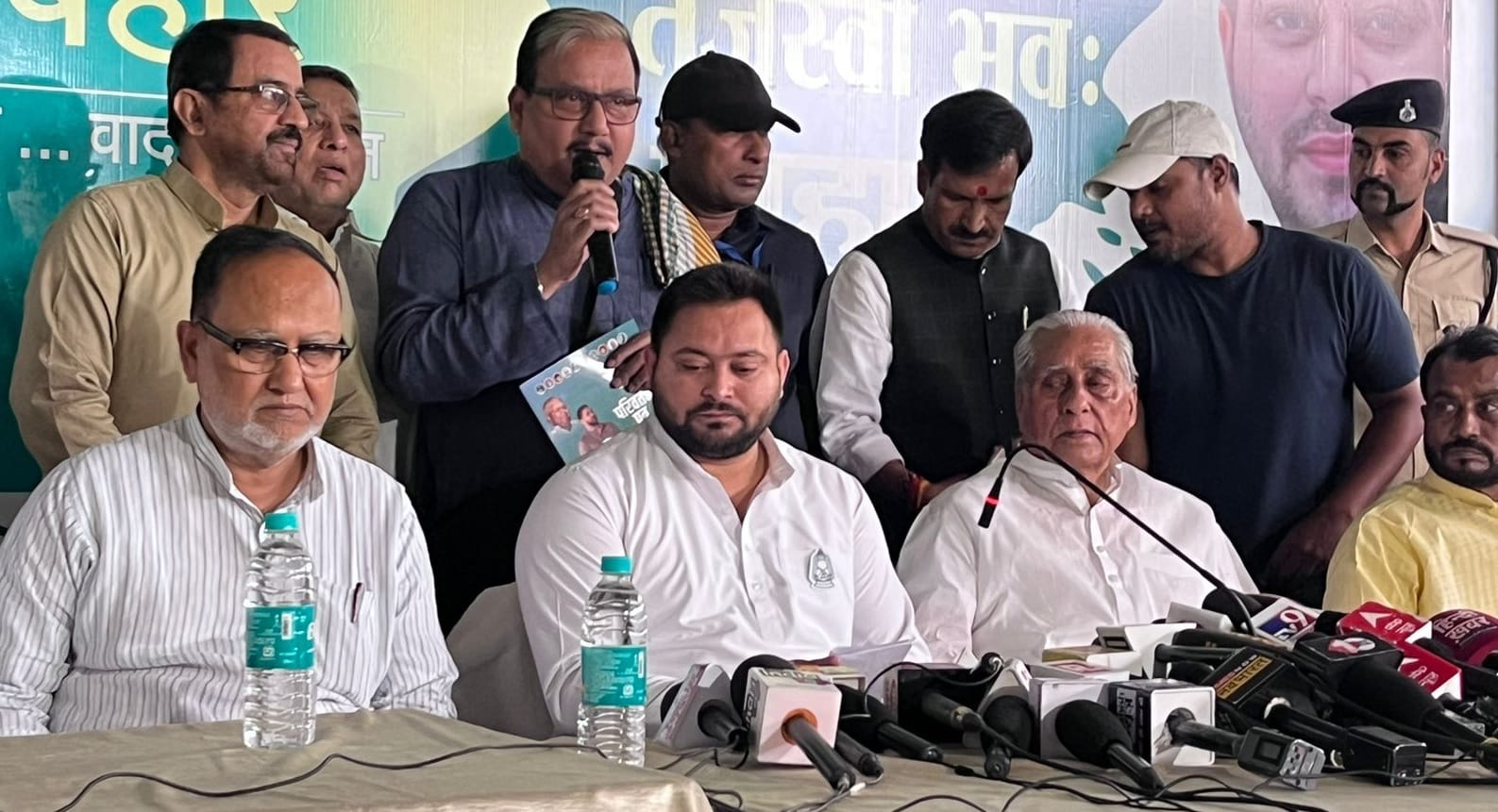 राजद कार्यालय में प्रेस वार्ता करते तेजस्वी यादव।