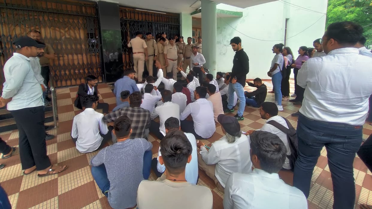 CG:  NSUI opens front on poor performance students in BA. LLB; Pandit Ravi Shankar Shukla University surrounde