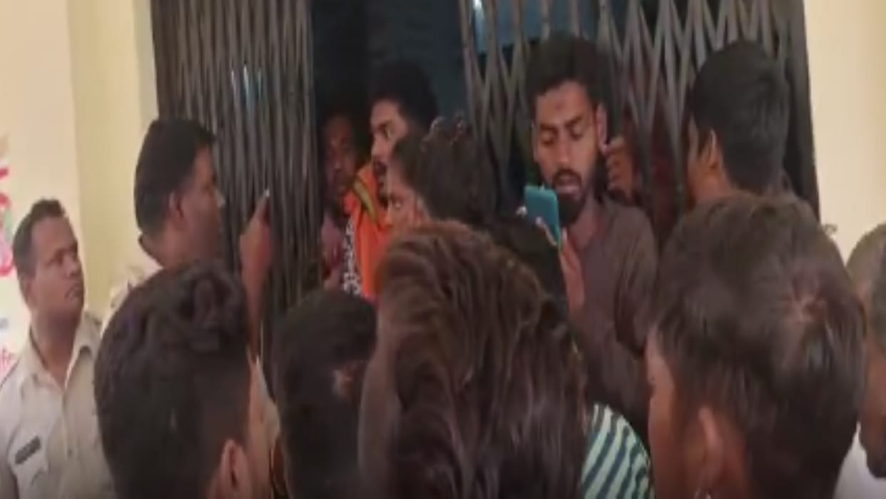 Raipur: Village created ruckus in police station for release accused; threatened to police