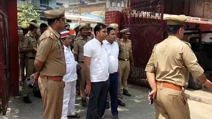 पूर्व मंत्री पर बड़ी कार्रवाई: अमरमणि त्रिपाठी की चल-अचल संपत्ति कुर्क, अधिकारियों समेत भारी पुलिस फोर्स तैनात Administration attached property of former minister Amarmani Tripathi