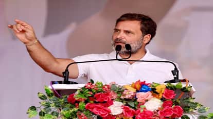 सभा को संबोधित करते राहुल गांधी