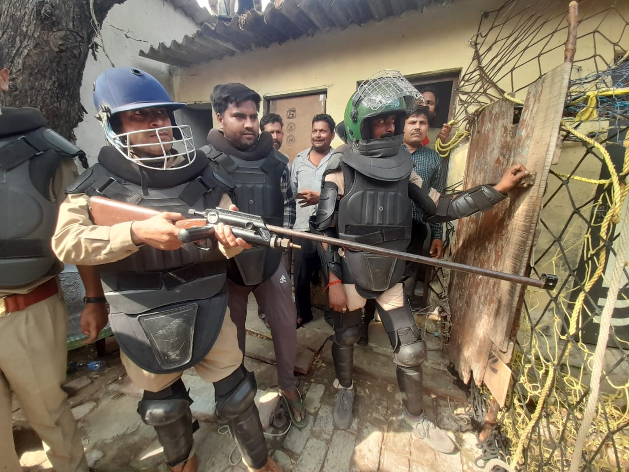 Leopard caught after thirteen hours in Meerut, schools closed, youth injured