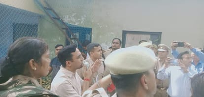 Leopard was seen on roof of house in Kaserukheda of Meerut, forest department team is try in catching it