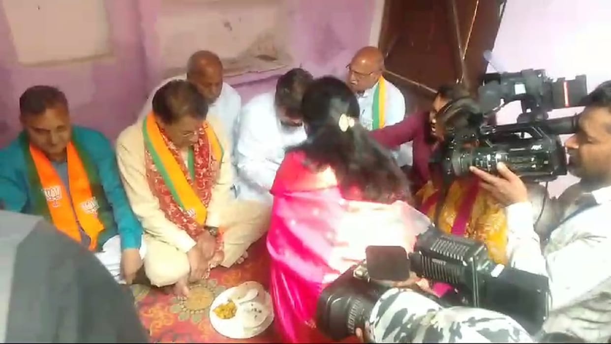 BJP candidate Arun Govil has eaten food at house of Dalit family in Meerut
