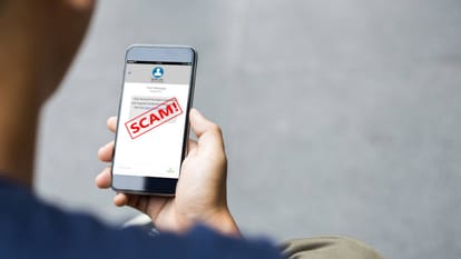 Cyber Crime: बीमा पॉलिसी नवीनीकरण के बहाने एक करोड़ रुपये की ठगी, ऐसे शिकार बनाते हैं जालसाज, रहें सावधान Fraud of one crore rupees on the pretext of insurance policy renewal in Bareilly