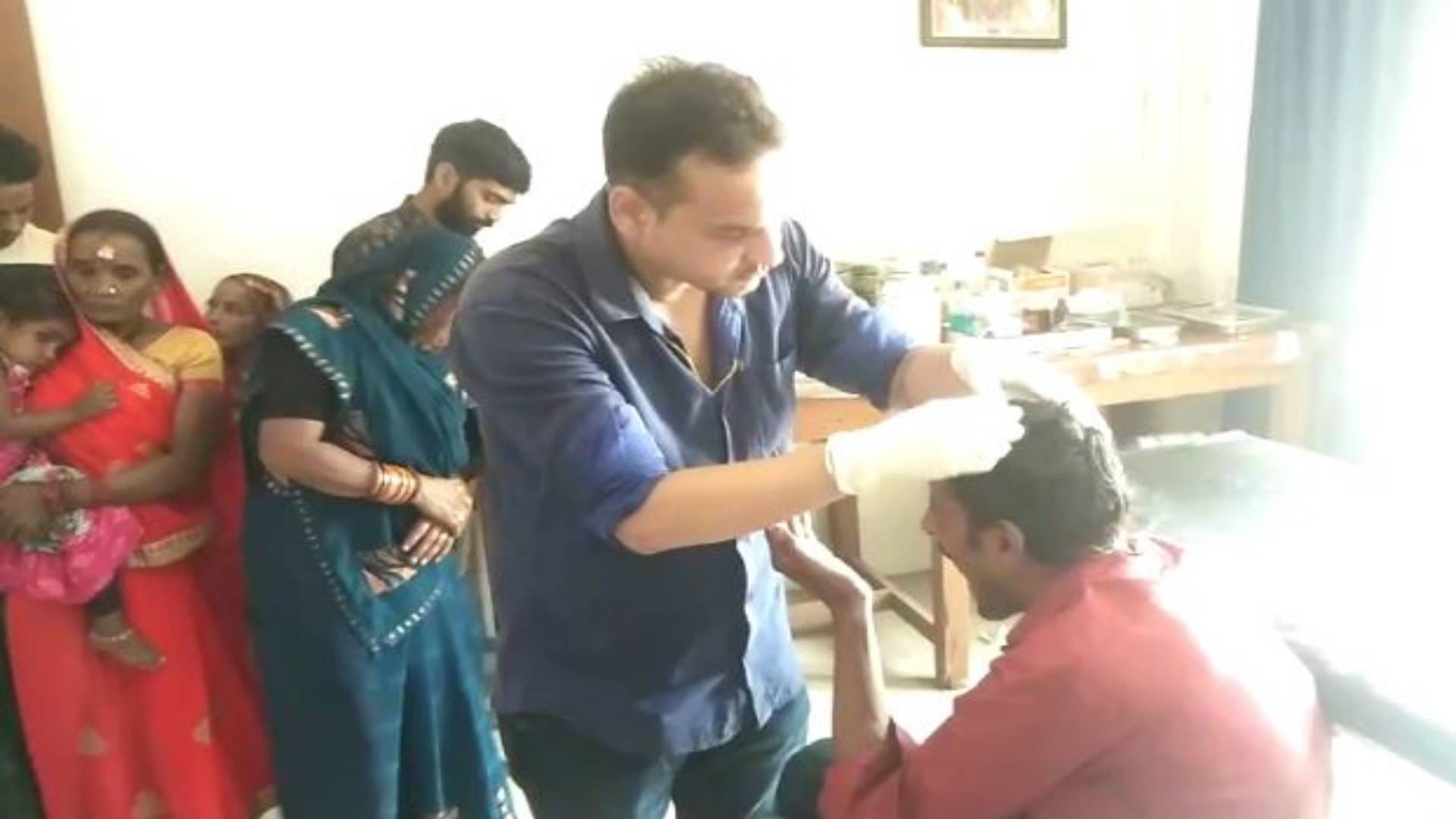 घायलों का इलाज जारी