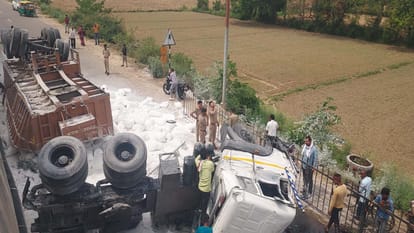 ओवरब्रिज से नीचे गिरा पुट्टी लदा ट्राला