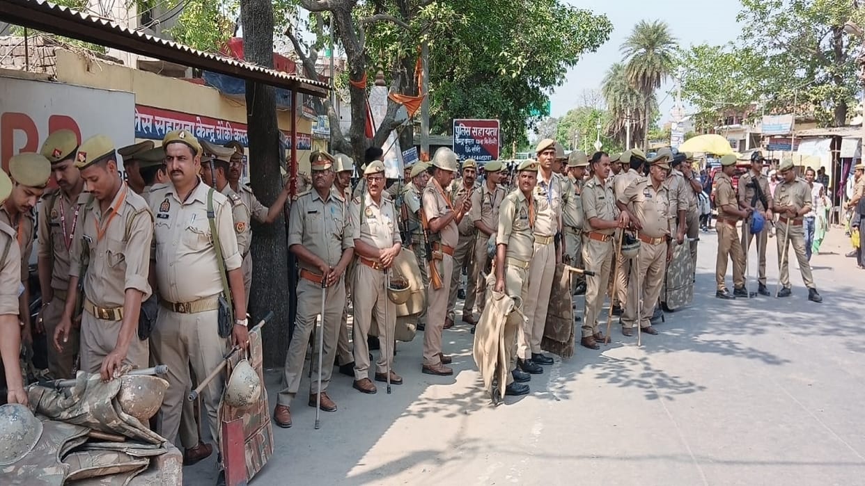 angry people blocked the road after death of man in police custody in Lakhimpur kheri