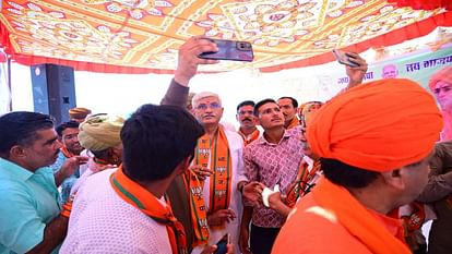 Jodhpur News: कांग्रेस को आड़े हाथों लेते हुए बोले शेखावत- यह झूठ बोलकर जनता का विभाजन करने वाली पार्टी है Jodhpur News: Taking aim at Congress, Shekhawat said - it is a party which divides the people by telling lies