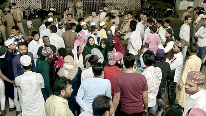 Sambhal: निजी अस्पताल में जच्चा-बच्चा की मौत, परिजनों ने काटा हंगामा, कर्मचारियों पर लगाया लापरवाही का आरोप Sambhal: Mother and child died in a private hospital, family members accused the staff of negligence