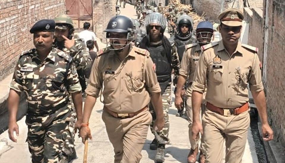 Sambhal: Flying squad team caught one lakh rupees, driver could not show the documents