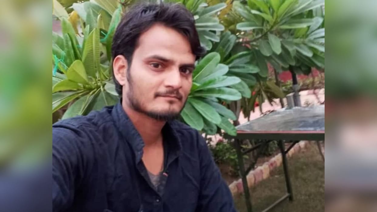 Two young man dead in road accident three injured going to Lucknow to watch IPL
