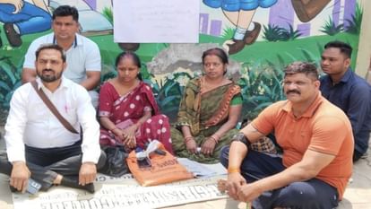 Two female teachers thrown out by gatemen at Dawoodyal College in Firozabad