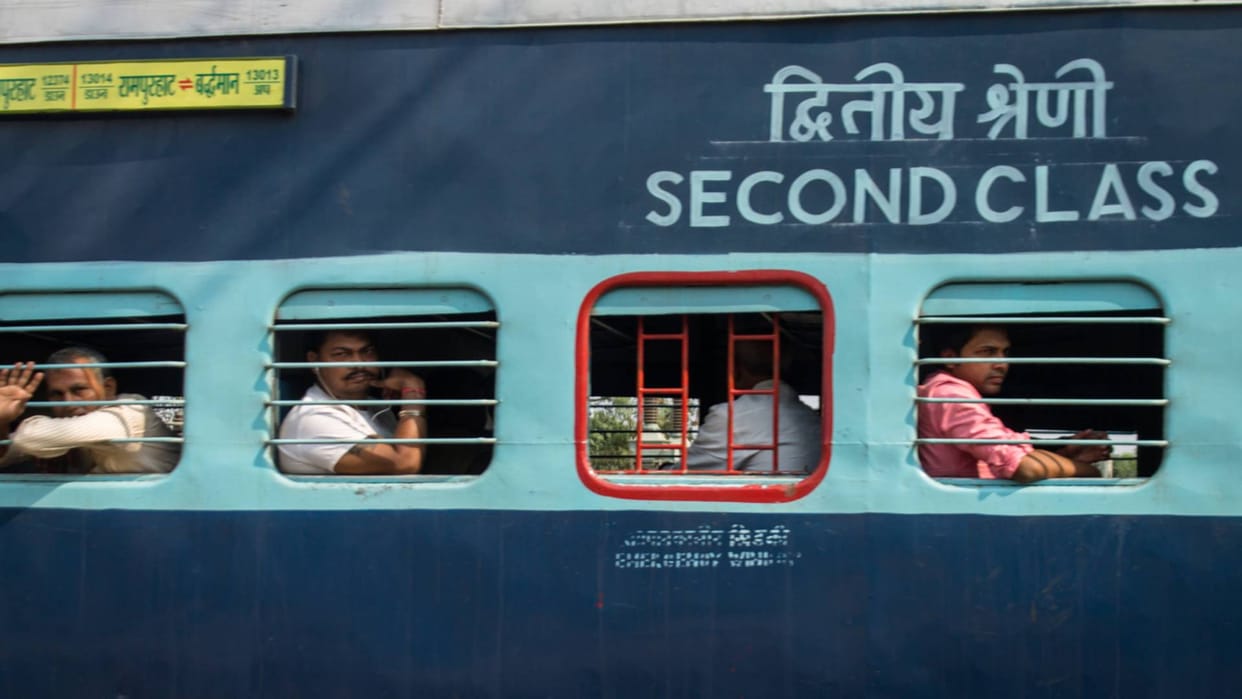Railways purchased 24 ATVM Now there will be no queue for train to platform ticket discount in fare