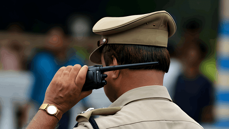 Greater Noida : चोरों को संरक्षण देने में चौकी इंचार्ज समेत चार पुलिसकर्मी निलंबित, विभागीय जांच शुरू