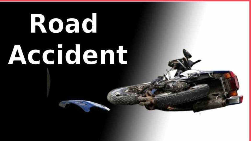 high speed bike collided with car on expressway in Firozabad young man died while four people injured