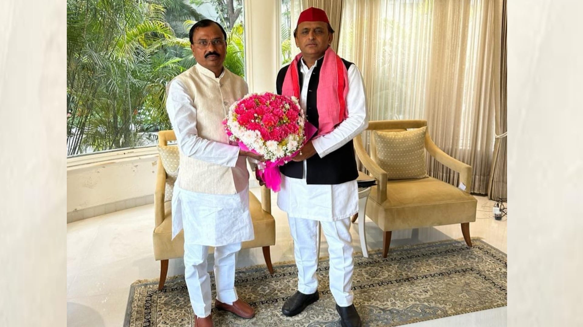 सपा मुखिया अखिलेश यादव के साथ राम शिरोमणि वर्मा।