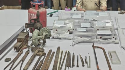UP: आधी रात आम की बाग में हो रही थी हलचल...पुलिस ने मारा छापा; मौके से बरामद हुए इतने हथियार, देखकर उड़ गए होश Police caught fifth illegal arms factory in Etah before Lok Sabha elections
