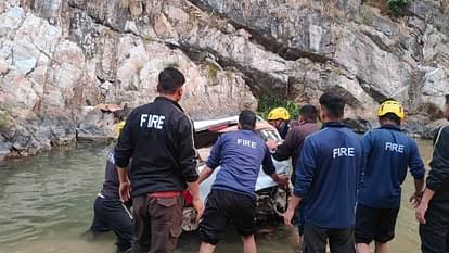 Car fell into ditch in Bageshwar Nainital youth died in accident were going to collect Ganga water Uttarakhand