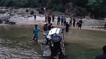 Car fell into ditch in Bageshwar Nainital youth died in accident were going to collect Ganga water Uttarakhand