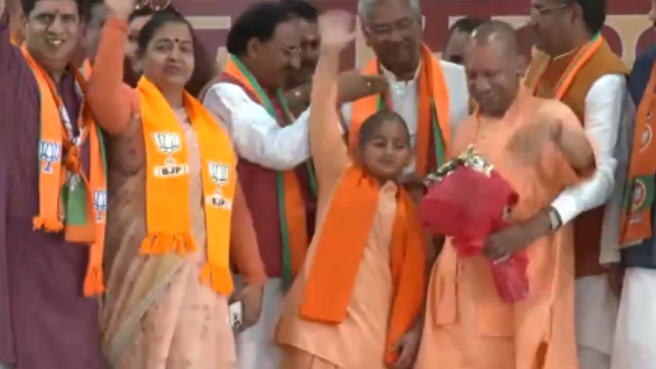 Child reached the stage dressed as Yogi Adityanath in roorkee election campaign Uttarakhand Lok Sabha Election