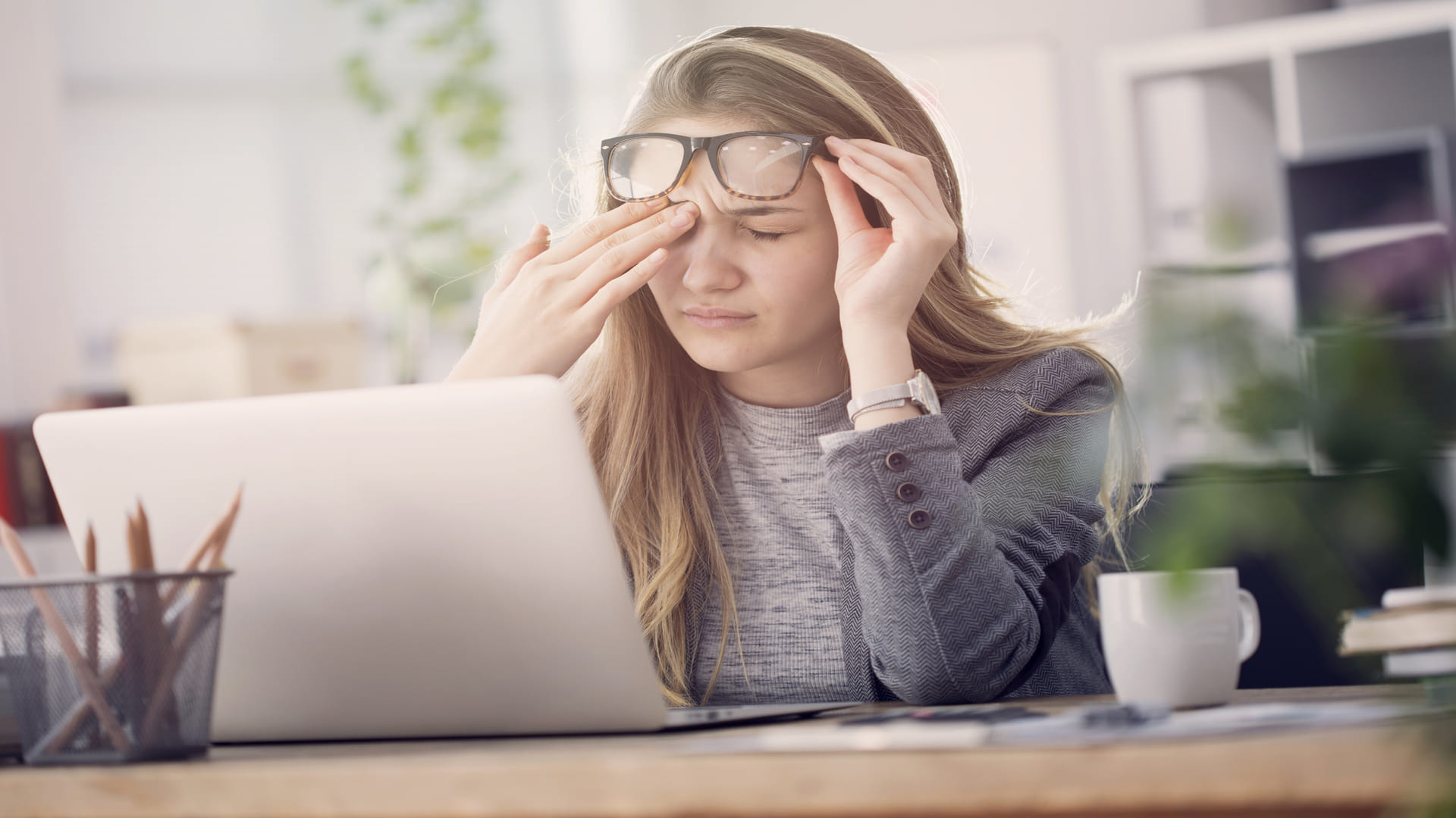 Eye Blinking in male and female samudrik shastra in hindi