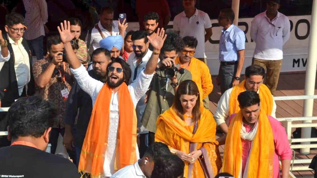 Actor Ranveer Singh And Kriti sanon visit in kashi worship baba vishwanath