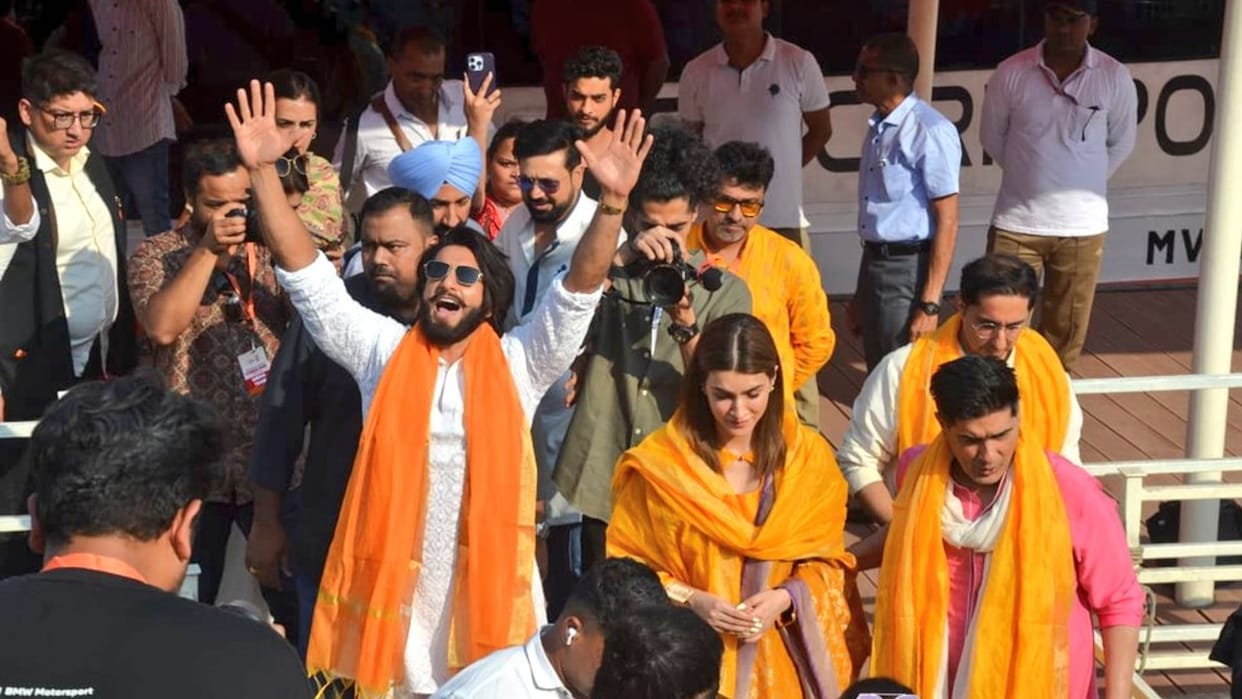 Actor Ranveer Singh And Kriti sanon visit in kashi worship baba vishwanath