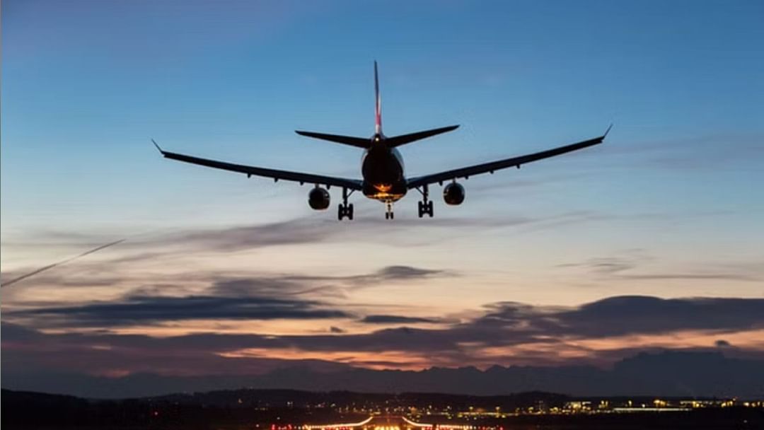 A woman made ruckus in flight and bite in security man's hand.