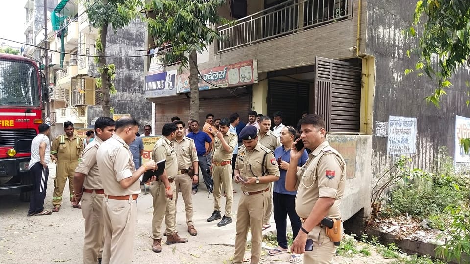 Ghaziabad News Burnt body of a woman found inside the flat