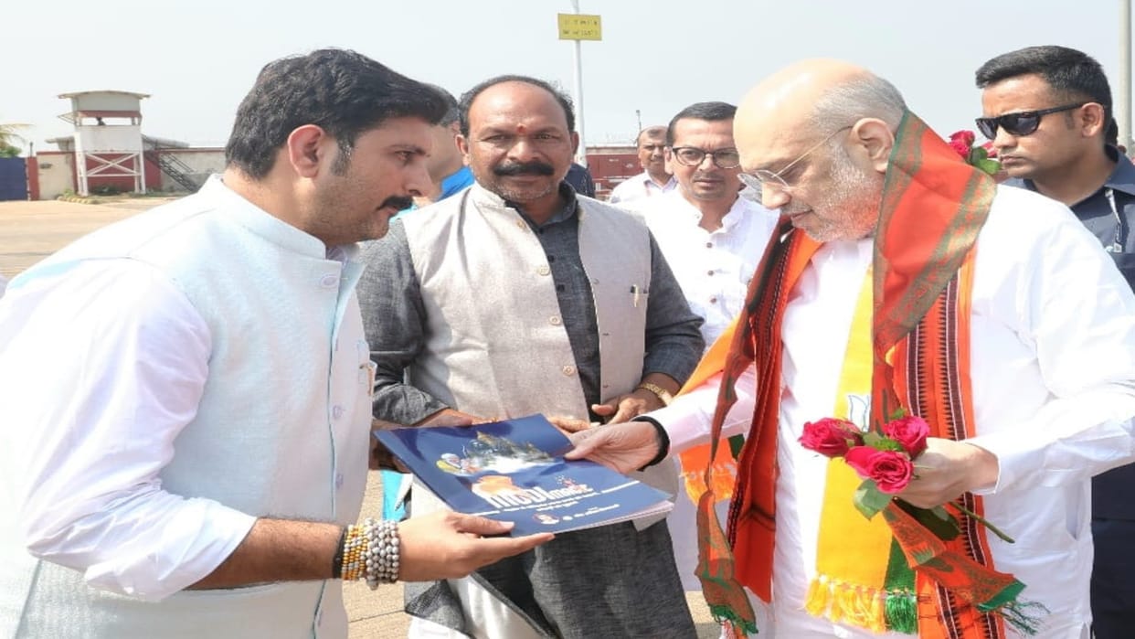 CG News: BJP state media in-charge presented Modi Magic book to Amit Shah