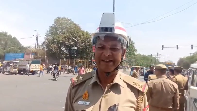 Traffic policemen will wear AC helmets, distributed to the constables deployed at intersections