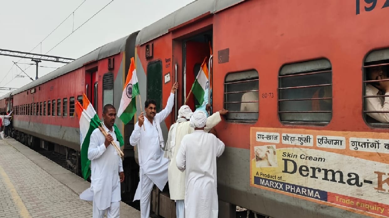 Farmers protest against giving tickets to Birendra Singh and his son, leave for Delhi by train from Uchana