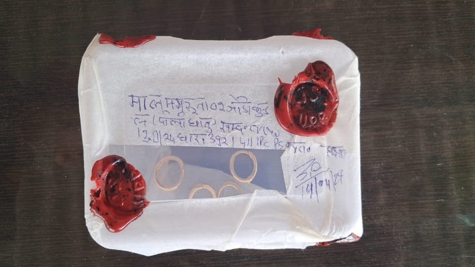 Accused who robbed earrings from girls arrested