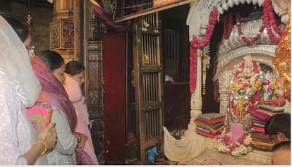 Navratri : पहली बार बाबा विश्वनाथ की चुनरी से सजीं मां विशालाक्षी, धाम से आई सामग्री से हुआ सोलह श्रृंगार Maa Vishalakshi Solah shringar with material and chunri of Baba Vishwanath Dham