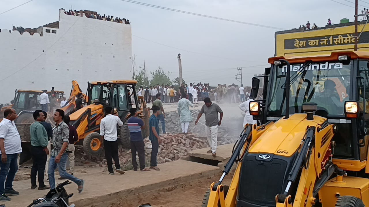 Muzaffarnagar accident: one died many laborers buried under debris due to falling linter, relief work underway