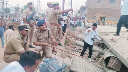 Muzaffarnagar: Linter fell while lifting 12 shops with a jack, one died, six injured