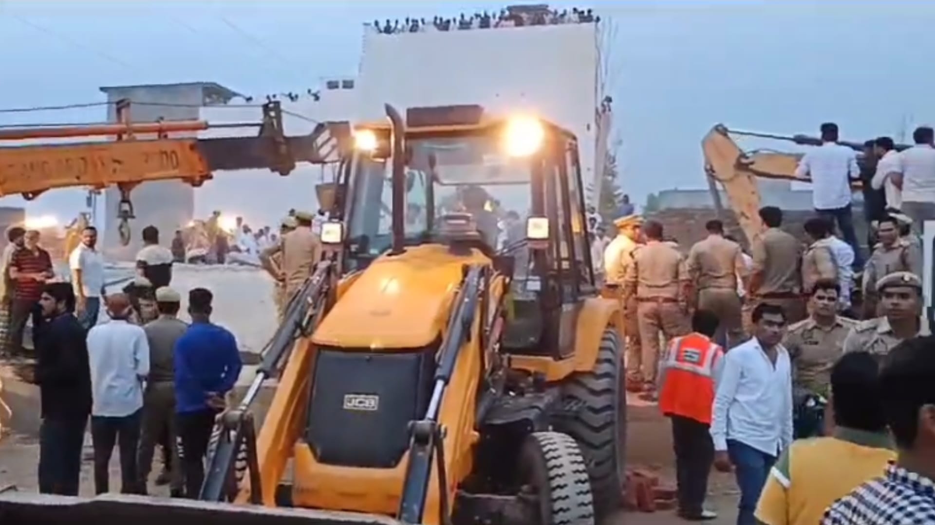 Muzaffarnagar accident: one died many laborers buried under debris due to falling linter, relief work underway