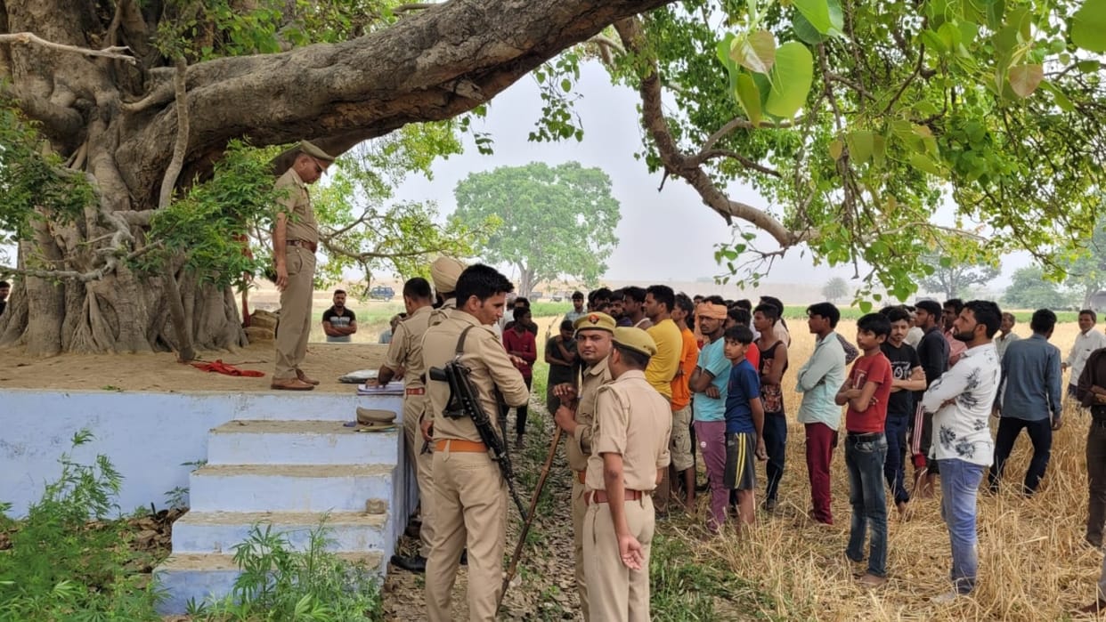 man dead body found hanging from a tree near Ganga Expressway in Budaun