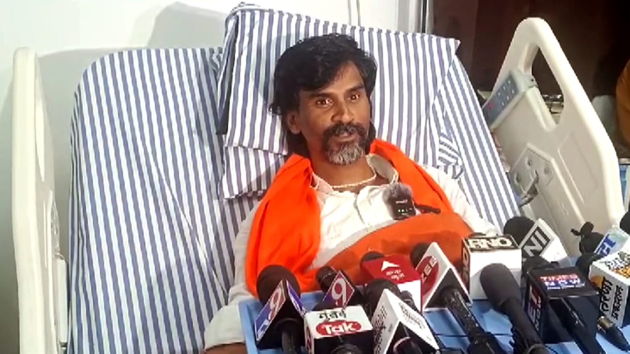 Maratha quota activist Manoj Jarange announces he is suspending his indefinite fast.