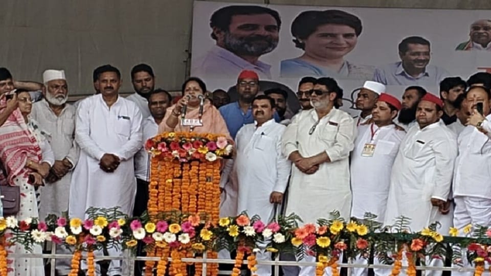UP: Akhilesh did not reach Moradabad due to bad weather, SP candidate Ruchi attacked BJP