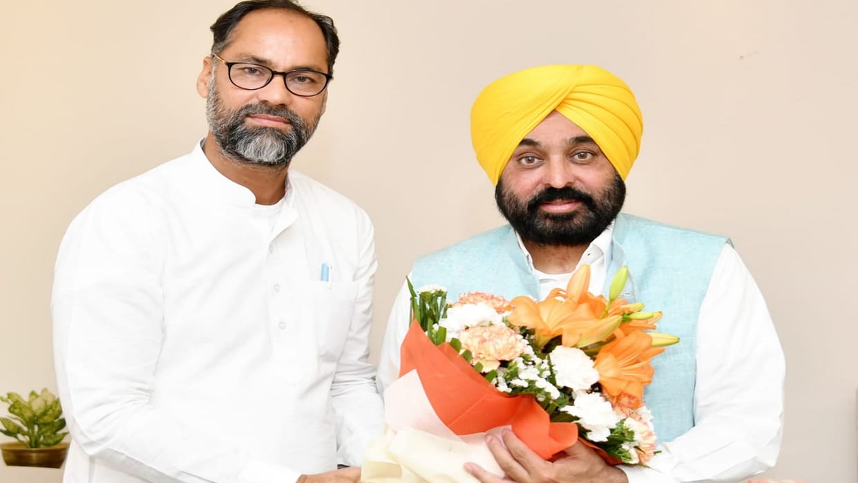 Former Akali MLA in Punjab Tinu joins AAP at CM House in Chandigarh