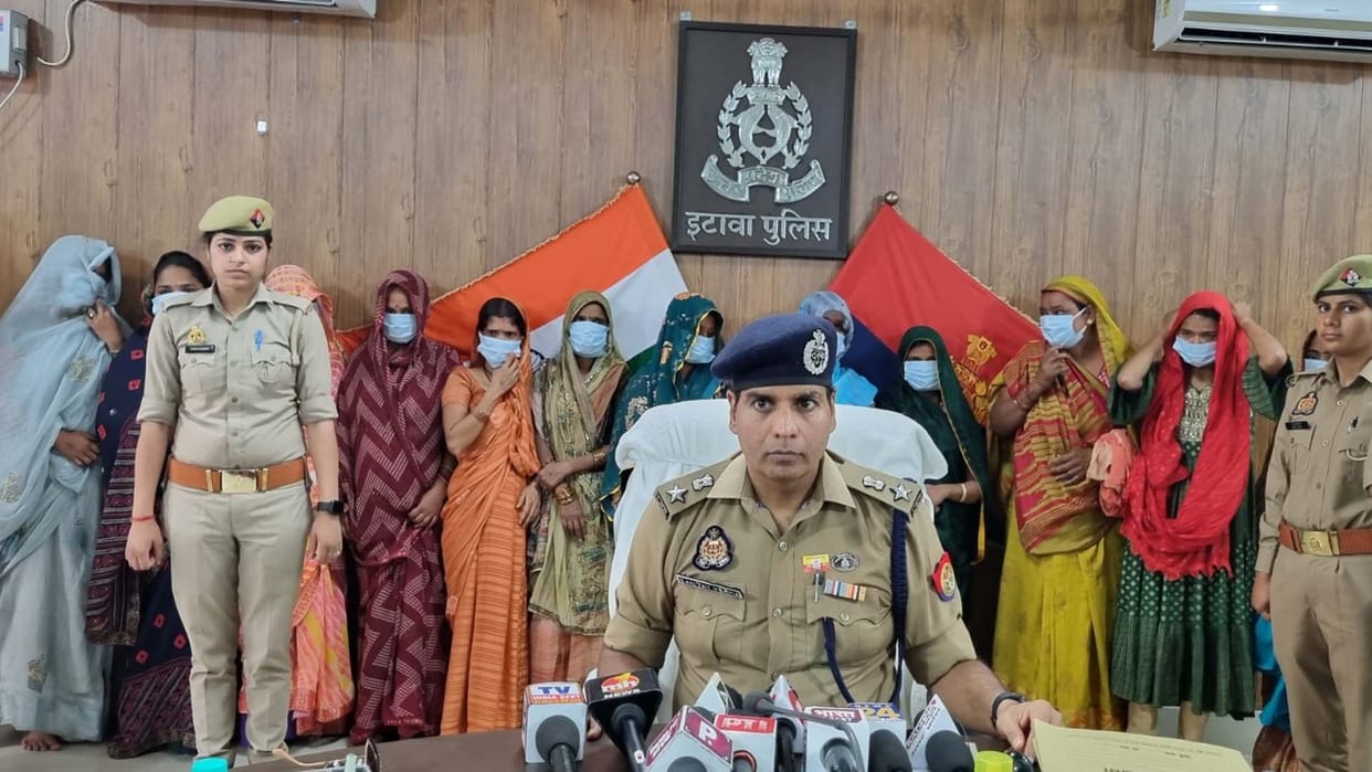 Etawah: Police caught gang of female thieves from Kalika temple, 14 women arrested